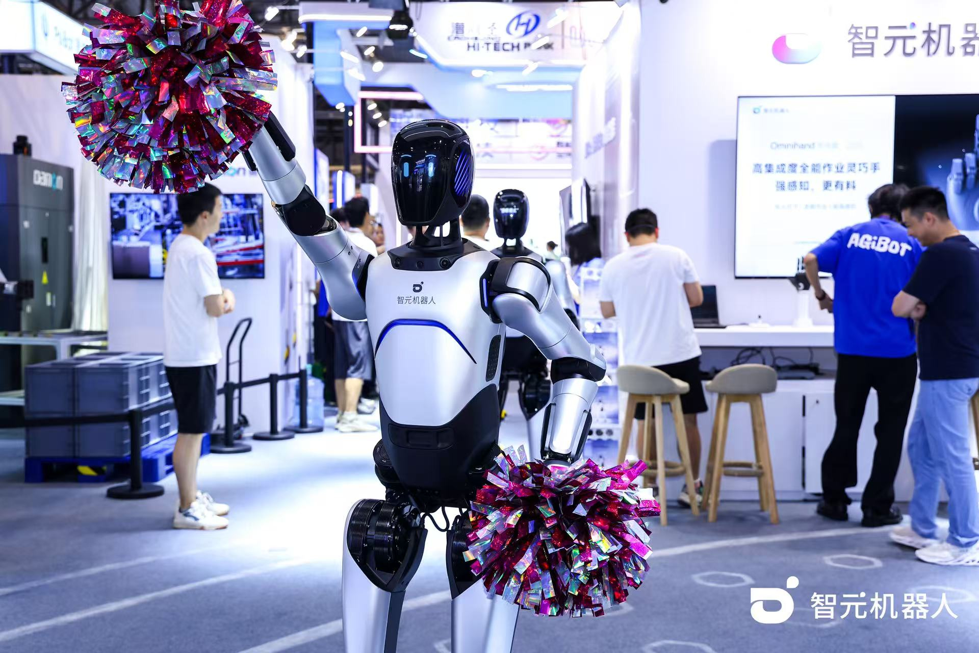 leyu.com机器人 WAIC 首日展台火爆，机器人家族集体打工忙不停